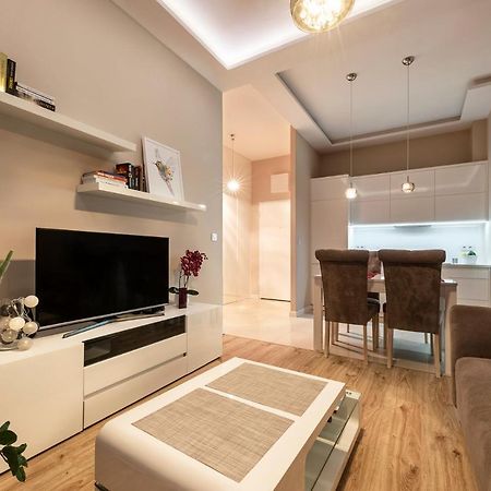 Warsaw - Aparts Lotnisko Okecie Apartment Bagian luar foto
