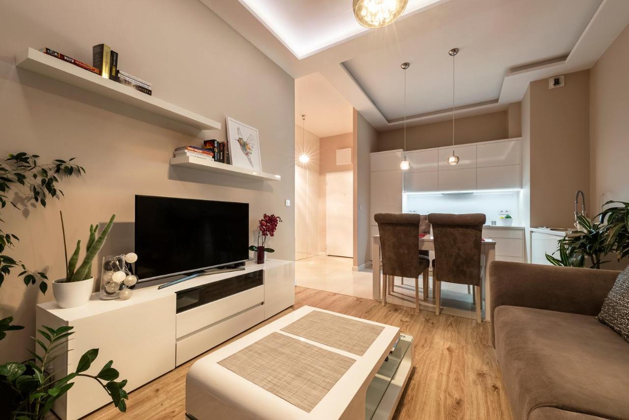 Warsaw - Aparts Lotnisko Okecie Apartment Bagian luar foto