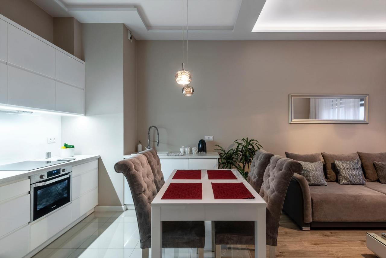Warsaw - Aparts Lotnisko Okecie Apartment Bagian luar foto